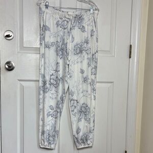 NEW NWT LaVie en Rose white and gray floral print soft pajama pants size Medium